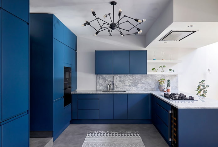 interno della cucina nei toni del blu