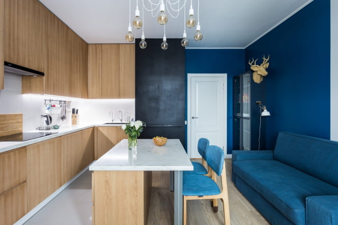 zona pranzo nell'interno della cucina nei toni del blu