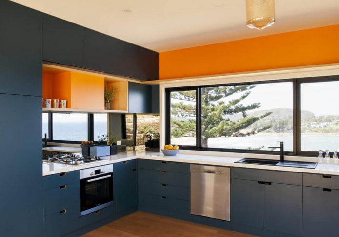 interno della cucina nei toni del blu con accenti luminosi
