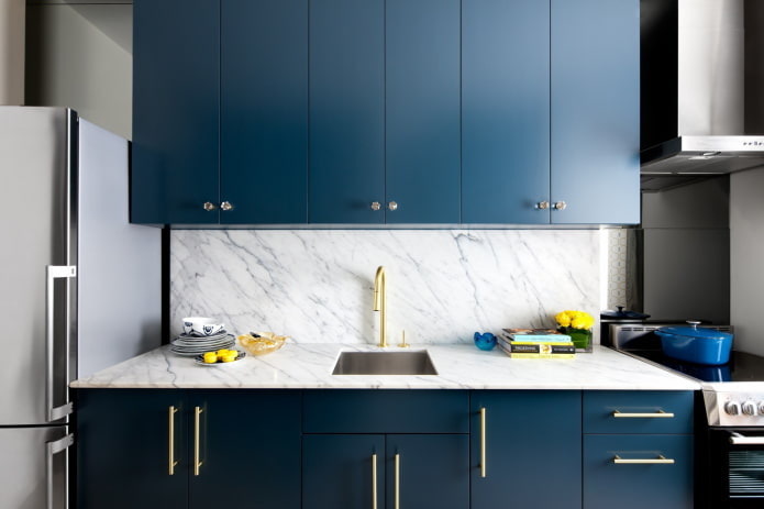 area di lavoro nell'interno della cucina nei toni del blu