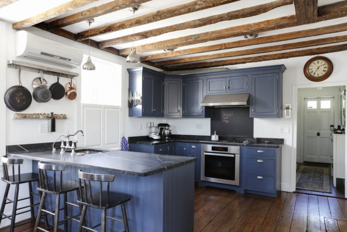area di lavoro nell'interno della cucina nei toni del blu