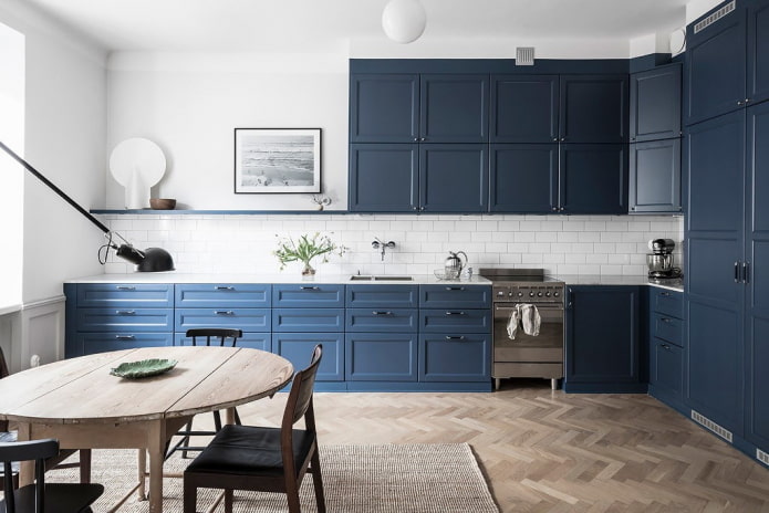 elettrodomestici all'interno della cucina nei toni del blu