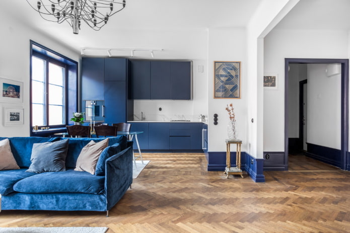 interno cucina-soggiorno nei toni del blu