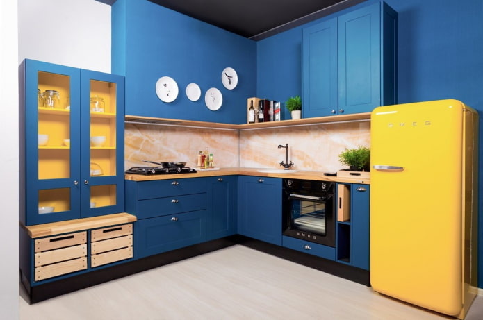 interno della cucina nei toni del blu con accenti vivaci