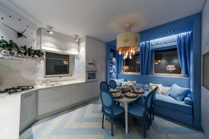 zona pranzo nell'interno della cucina nei toni del blu
