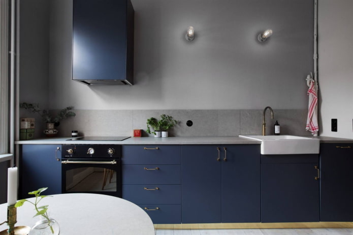 interno della cucina nei toni del grigio e del blu