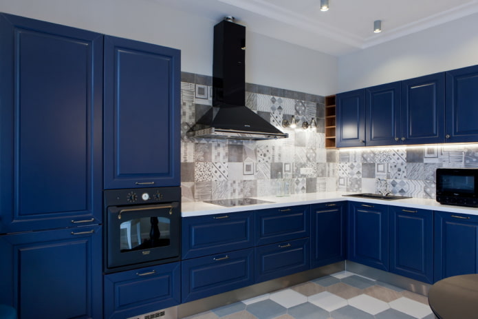 interno della cucina nei toni del blu
