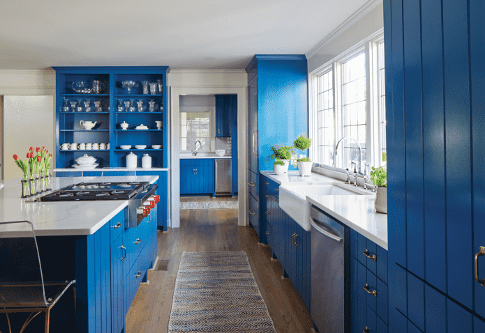 Sistemi di contenimento per l'interno della cucina nei toni del blu
