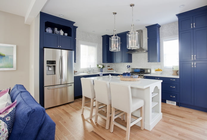 elettrodomestici all'interno della cucina nei toni del blu