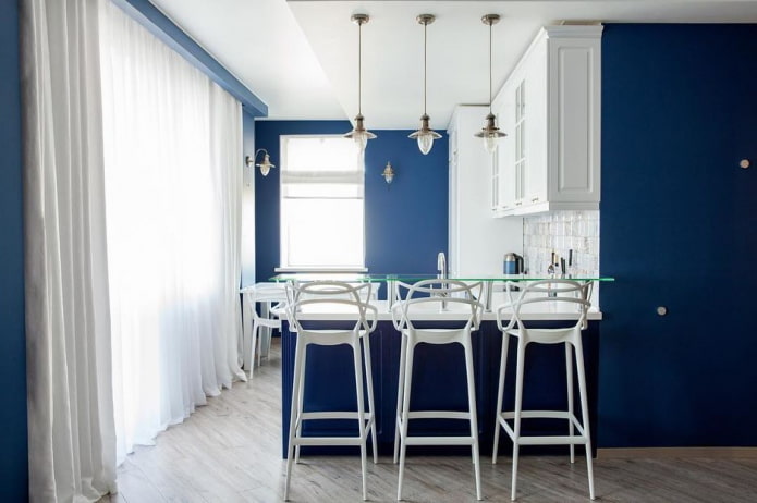 tessuti nell'interno della cucina nei toni del blu