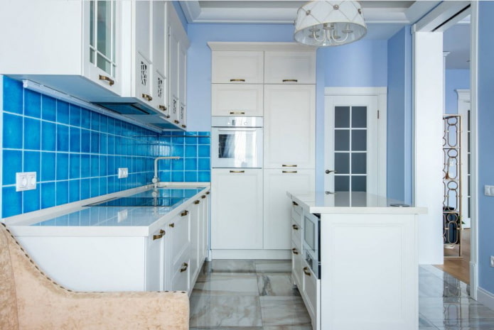 interno della cucina nei toni del blu e dell'azzurro