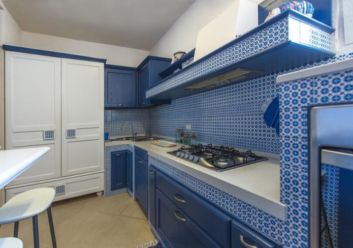 Sistemi di contenimento per l'interno della cucina nei toni del blu