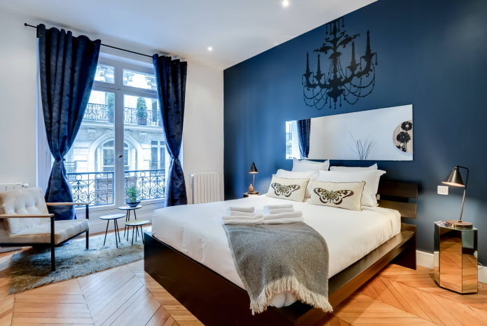 Camera da letto con mobili marroni