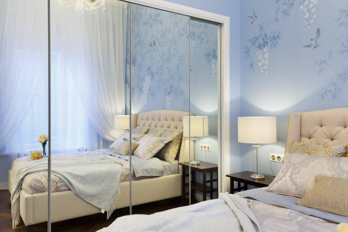 Mobili beige su sfondo blu