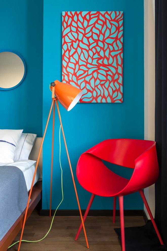 Poltrona e quadro rossi