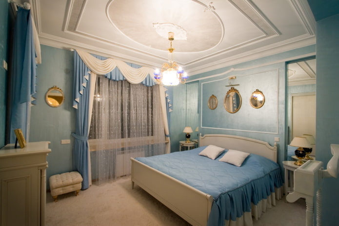 Camera da letto classica con luce dorata