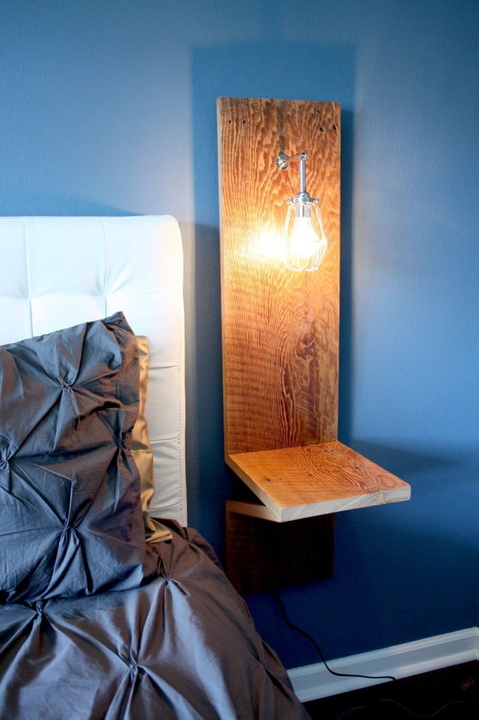 Lampada in legno accanto al letto