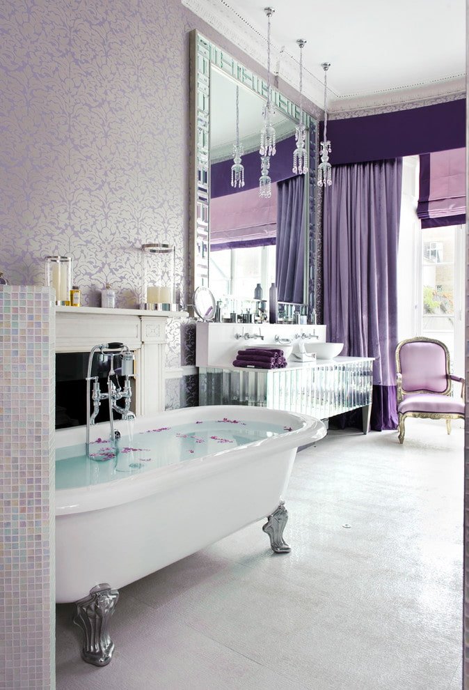 tende lilla nell'interno del bagno