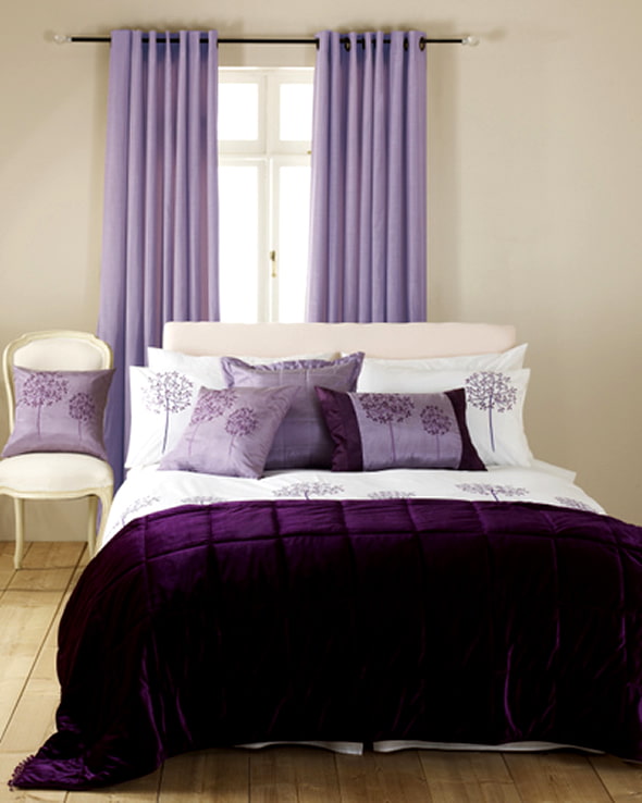tende lilla nell'interno della camera da letto