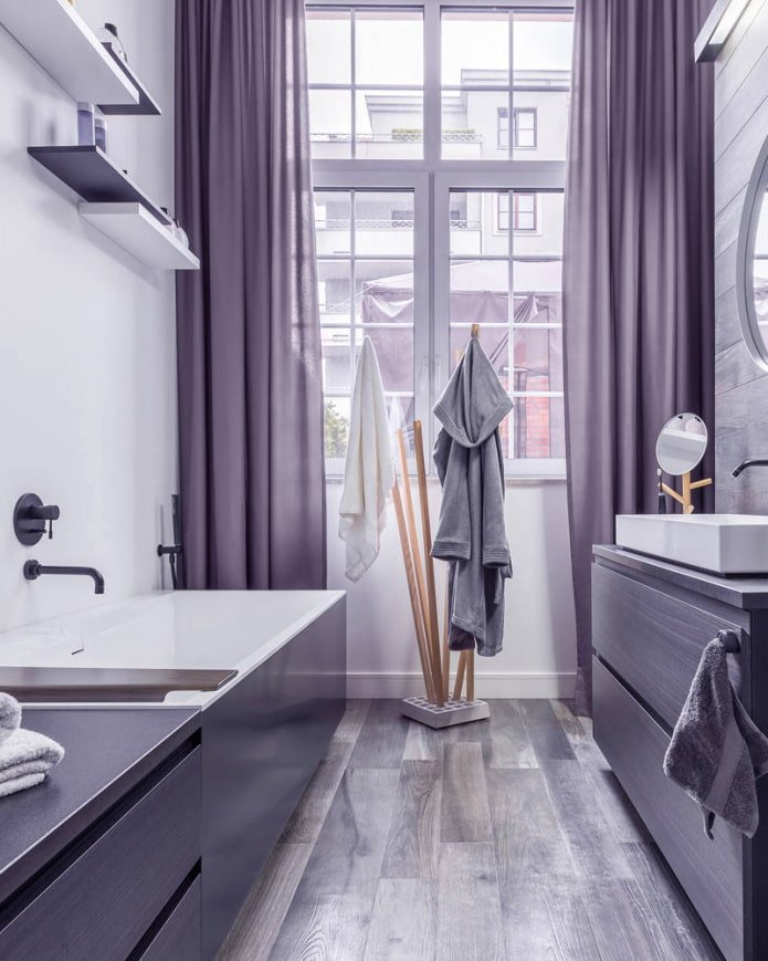 tende lilla nell'interno del bagno