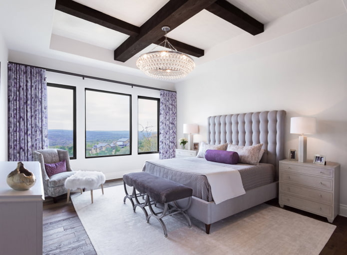 tende lilla nell'interno della camera da letto