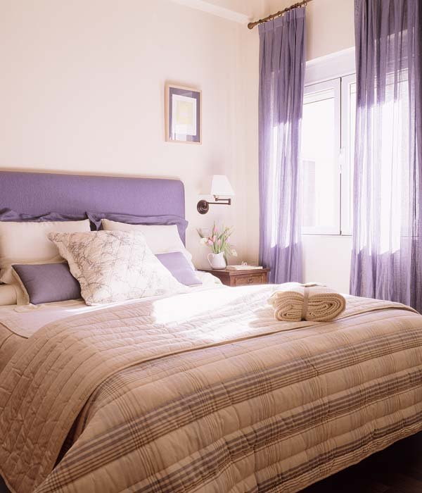 tende lilla nell'interno della camera da letto