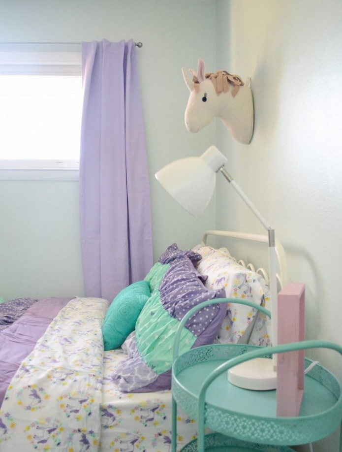 tende lilla all'interno della cameretta dei bambini