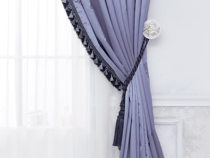 tenda lilla decorata con frange