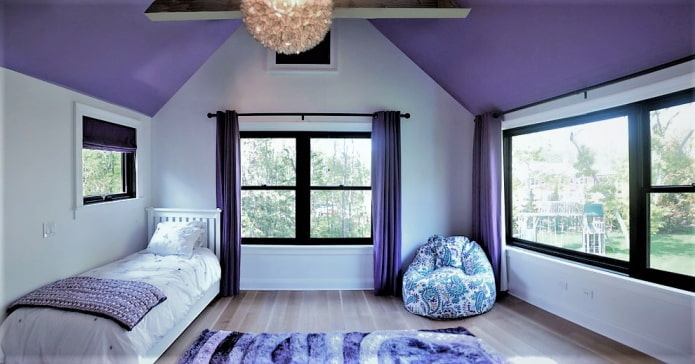 soffitto lilla nella stanza dei bambini