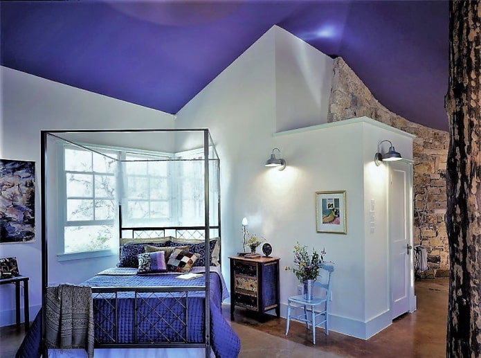 soffitto lavanda su pareti bianche