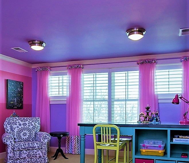 pareti rosa abbinate a un soffitto viola