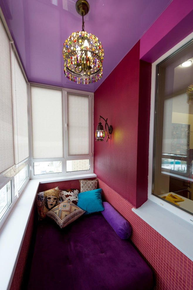soffitto lilla sul balcone