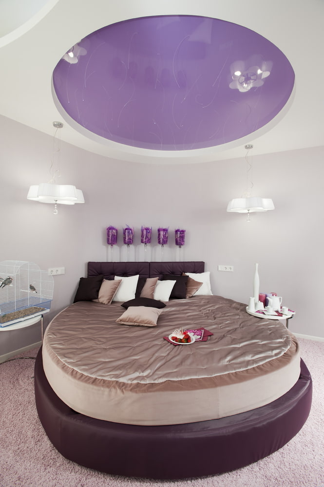 soffitto bianco e lilla in camera da letto
