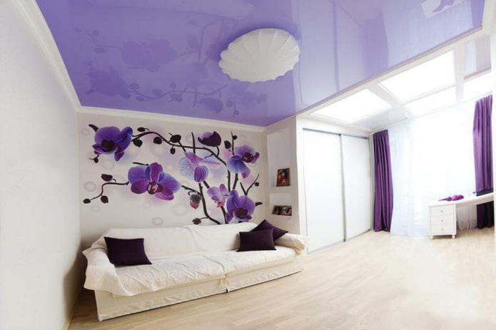 soffitto lilla in soggiorno