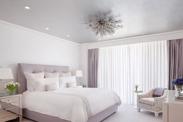 Interno lilla chiaro della camera da letto