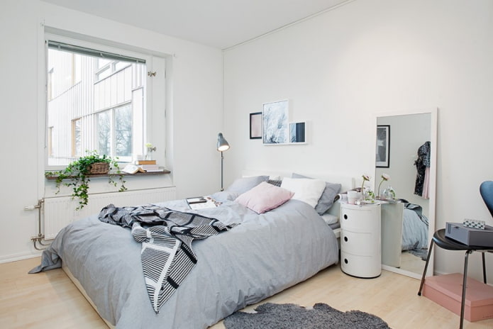 Interno della camera da letto scandinava in colori chiari