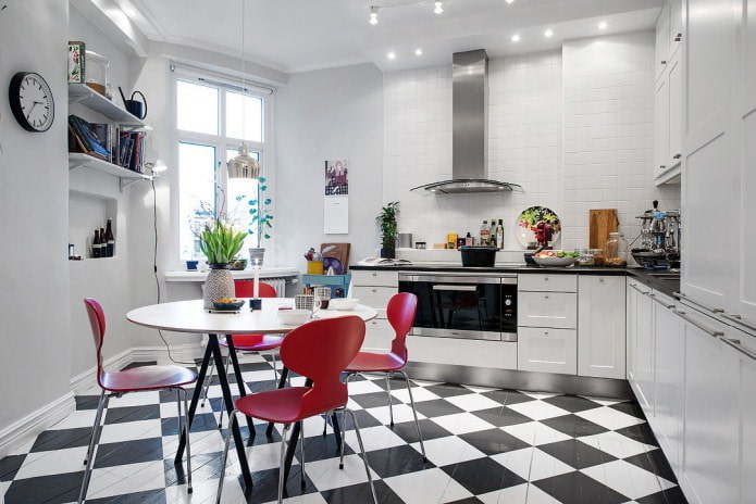 Laminato bianco e nero nell'interno della cucina