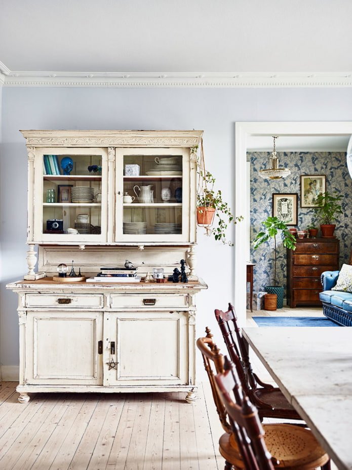 Cassettone antico in un interno