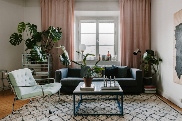 Tende e cuscini nel soggiorno scandinavo