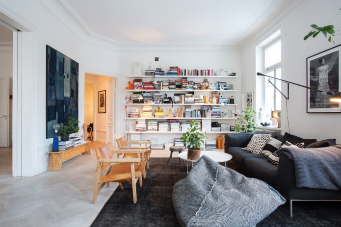 Biblioteca in una stanza scandinava