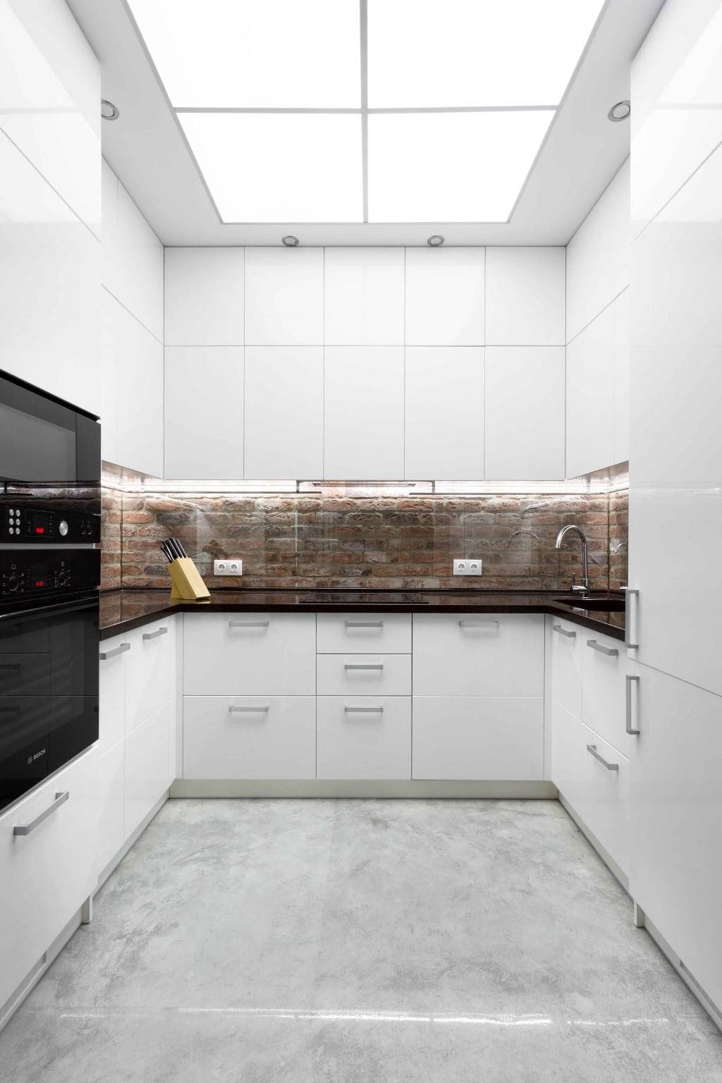 skinali trasparente in cucina in stile loft