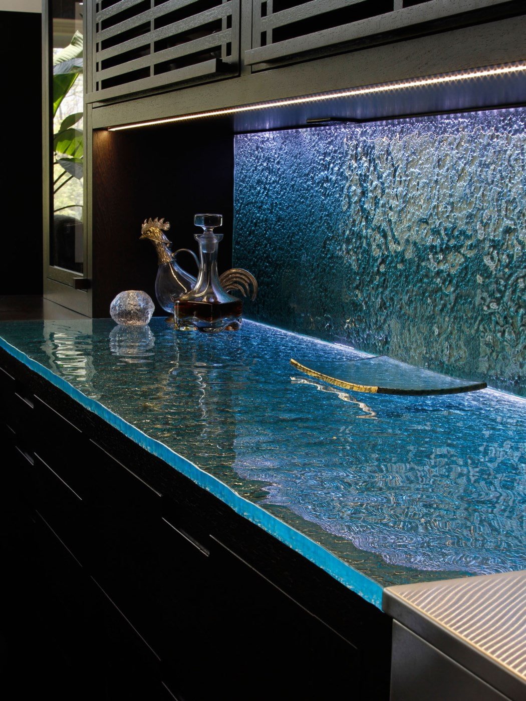 skinali e piano di lavoro con l'effetto dell'acqua che scorre