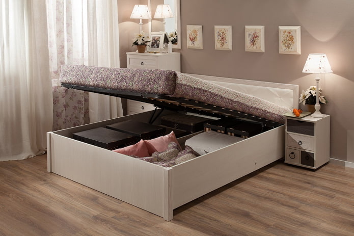 letto con meccanismo di sollevamento