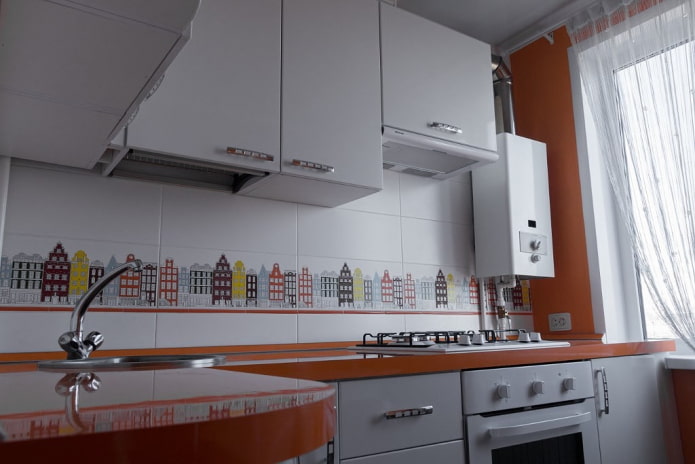 caldaia a gas nel colore della cucina