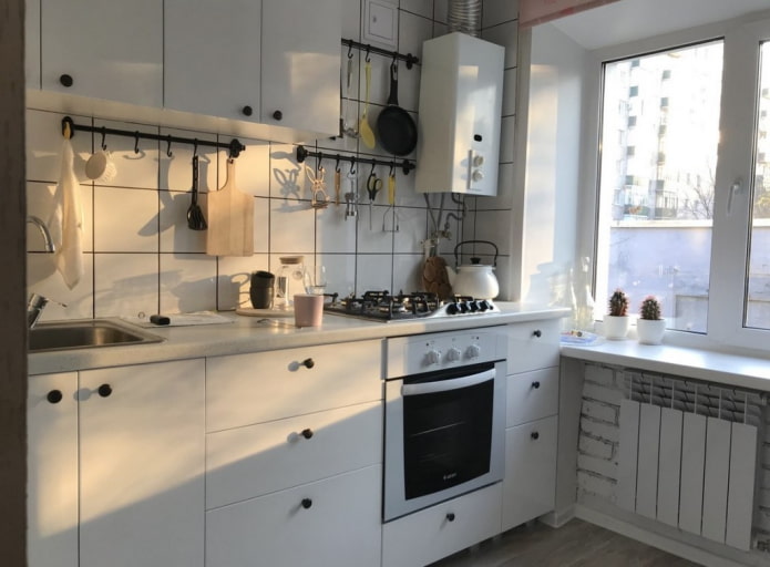 cucina bianca con caldaia