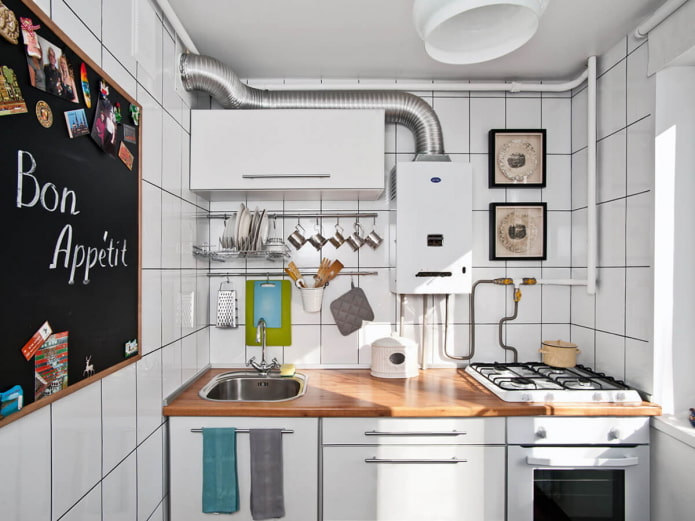 tubi nell'interno della cucina