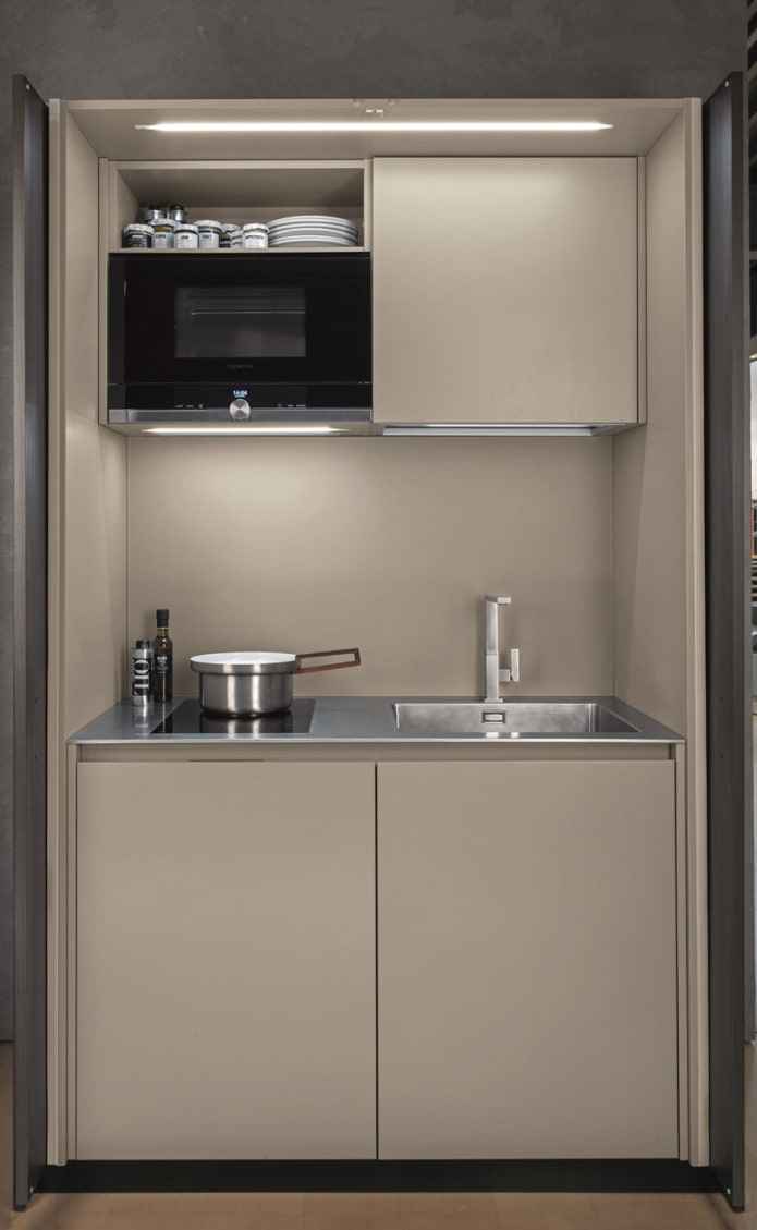cucina compatta in un mobile