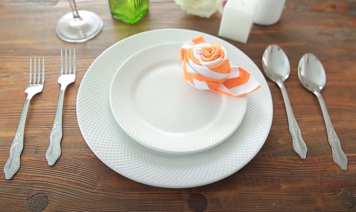 tovagliolo a forma di rosa