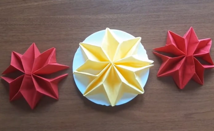 Tovagliolo a forma di stella a otto punte
