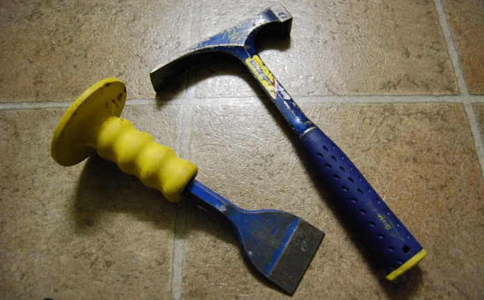 rimuovere la vernice con uno scalpello